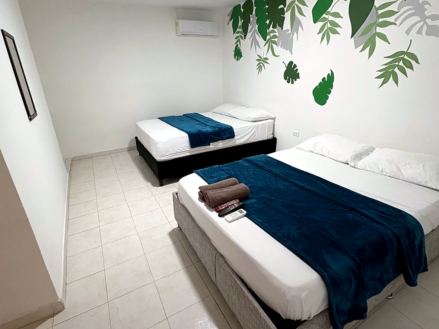 Habitación familiar con mural de hojas