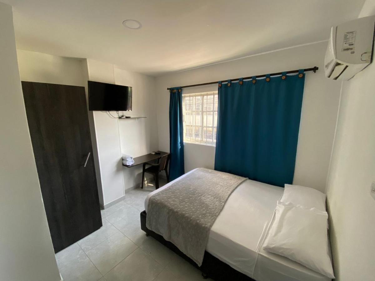 Habitación con aire acondicionado y TV Smart