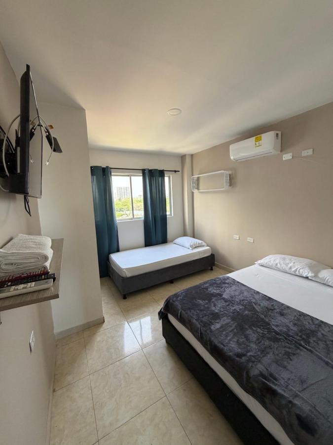 Habitación con dos camas y aire acondicionado